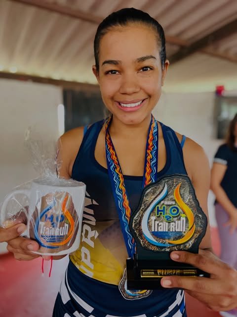 Cliente com caneca personalizada de evento esportivo